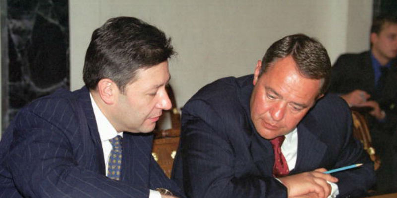 Mikhail Lesin (a destra) con l'ex ministro per le Comunicazioni e l'Informatica russo Leonid Reiman, il 28 agosto del 2000 l(AFP/Getty Images)