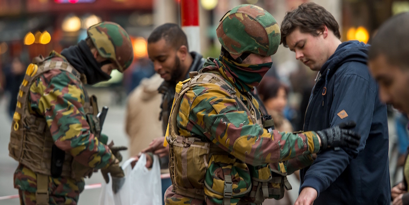 Poliziotti belgi all'entrata di una stazione della metropolitana di Bruxelles. (PHILIPPE HUGUEN/AFP/Getty Images)