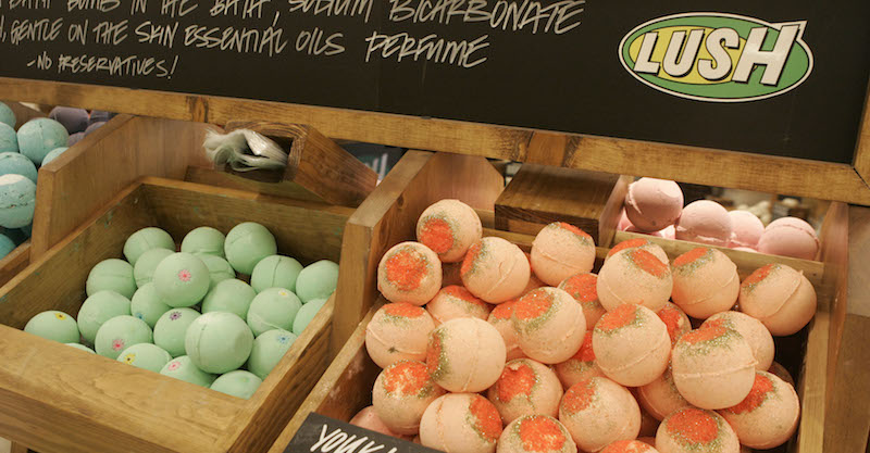 Bombe da bagno di Lush, l'azienda inglese di prodotti per la cura e la pulizia del corpo, il 9 gennaio 2008, e Cincinnati, negli Stati Uniti (AP Photo/Al Behrman)