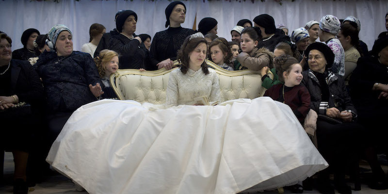 La sposa seduta con altre donne

(AP Photo/Oded Balilty)