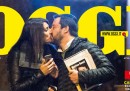 La copertina di Oggi con Matteo Salvini e Elisa Isoardi che si baciano e il libro di Matteo Renzi