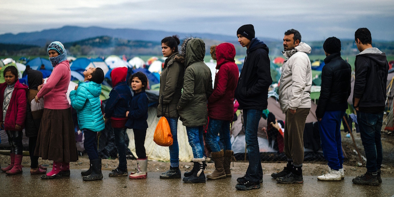 Migranti al confine tra Grecia e Macedonia (DIMITAR DILKOFF/AFP/Getty Images)