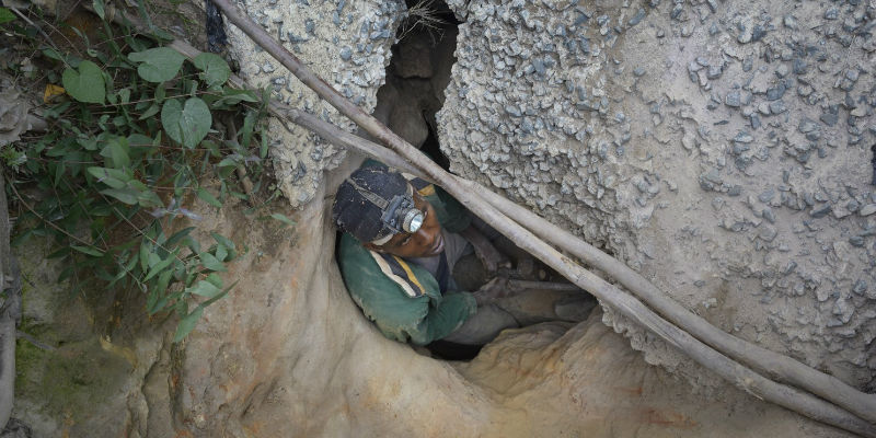 Il minatore irregolare Andile Jeremiah entra illegalmente in una miniera abbandonata — a Roodepoort (Graeme Williams/For The Washington Post)