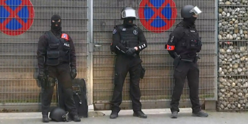 Un momento dell'operazione antiterrorismo a Molenbeek, Bruxelles (APTN via AP)