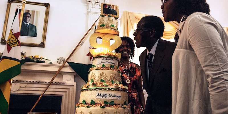 Il presidente dello Zimbabwe Robert Mugabe soffia sulle candeline della sua torta di compleanno, il 22 febbraio 2016. Mugabe ha compiuto 92 anni il 21 febbraio (JEKESAI NJIKIZANA/AFP/Getty Images)