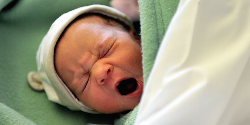 Un neonato piange il 17 settembre 2013, all'ospedale di Lens, in Francia (PHILIPPE HUGUEN/AFP/Getty Images)