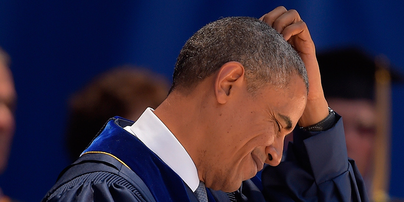 Il presidente degli Stati Uniti, Barack Obama, si gratta la testa durante un discorso presso la University of California - 2014 (AP Photo/Mark J. Terrill)