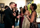La foto di Sasha Obama che parla con Ryan Reynolds (mentre Malia approva il tutto)
