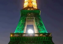 No, la Torre Eiffel non è stata illuminata coi colori della bandiera del Pakistan