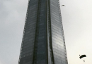 Una persona si è lanciata col paracadute dall'edificio più alto di Londra