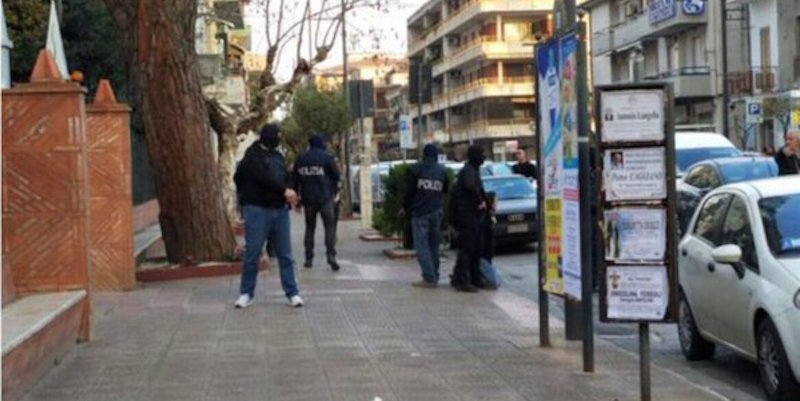 Una foto della polizia a Bellizzi diffusa dall'account della Polizia di Stato su Twitter.
