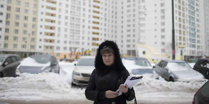 La sondaggista Lyubov Kostyrya davanti a un condominio a Mosca (Alexander Zemlianichenko Jr/For The Washington Post)