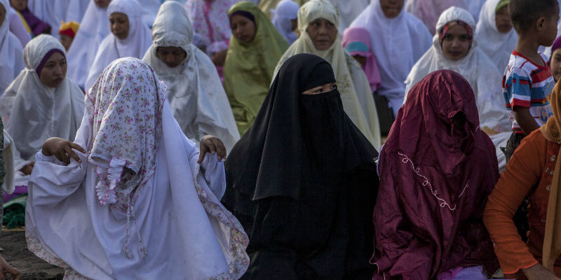 Donne musulmane riunite in preghiera per celebrare la fine del Ramadan a Yogyakarta, Indonesia, nel 2014 (Ulet Ifansasti/Getty Images)