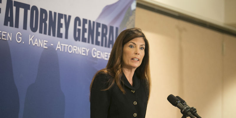 Il procuratore generale Kathleen Kane annuncia le accuse contro tre frati francescani di Holidaysburg, Pennsylvania, il 15 marzo 2016 (Ed Hille /The Philadelphia Inquirer via AP)