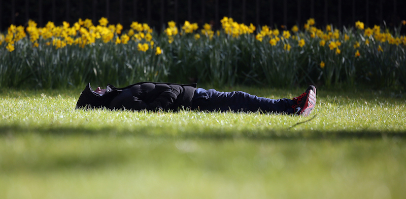 Un uomo sdraiato al sole in un prato di St James's Park a Londra, Inghilterra, 14 marzo 2016

(Dan Kitwood/Getty Images)