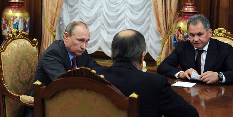Il presidente russo Vladimir Putin con il ministro della Difesa Sergei Shoigu e quello degli Esteri Sergei Lavrov al Cremlino, lunedì 14 marzo. (MIKHAIL KLIMENTYEV/AFP/Getty Images)