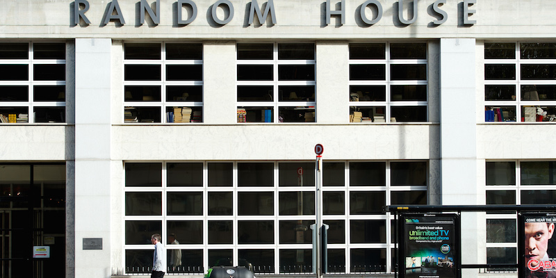 La sede della casa editrice Random House a Londra, il 29 ottobre (LEON NEAL/AFP/Getty Images)