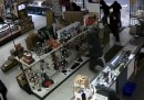 Il video di una notevole rapina in un negozio di armi di Houston, Texas