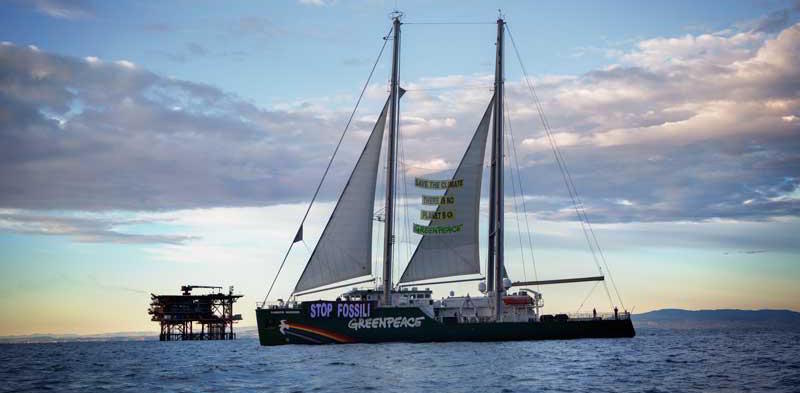 La nave di Greenpeace Rainbow Warrior vicino alla piattaforma petrolifera Rospo Mare B, di proprietà Edison ed Eni, che si trova a largo di Vasto (Ansa)