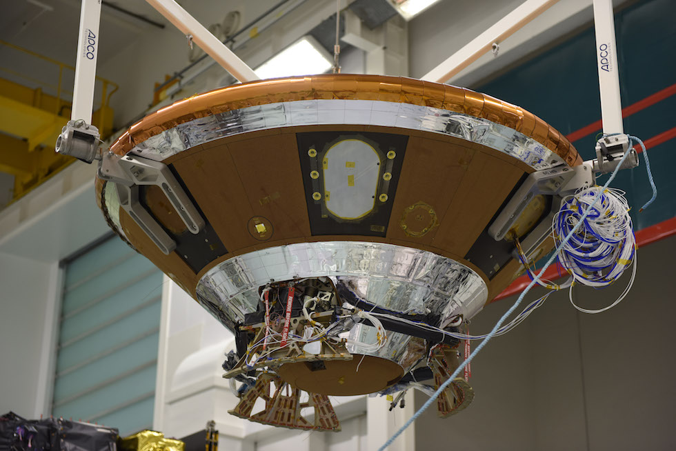 Il lander Schiaparelli durante la sua installazione sulla sonda TGO(ESA)