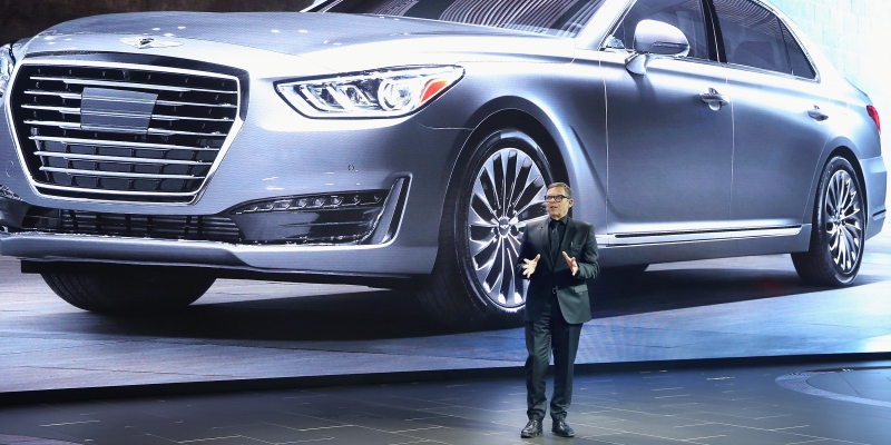 Peter Schreyer, capo del design di Hyundai Motor Group, presenta la Genesis G90 al NAIAS 2016 di Detroit. (Photo by Scott Olson/Getty Images)