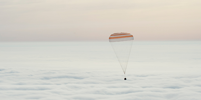 Il grande paracadute per frenare la caduta della Soyuz dopo il suo rientro nell'atmosfera terrestre (BILL INGALLS/AFP/Getty Images)