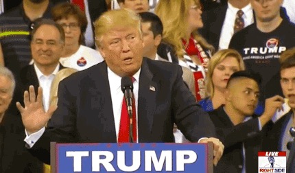 Due spettatori hanno trollato Donald Trump durante un suo comizio