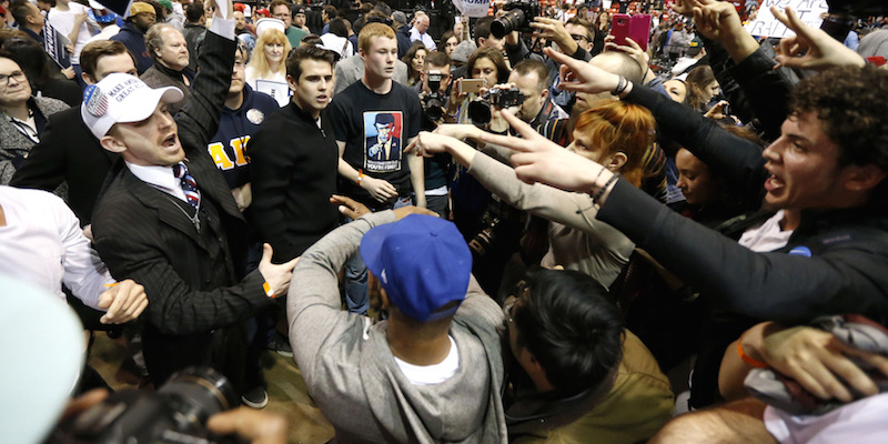Un momento dello scontro tra sostenitori e oppositori di Trump a Chicago (AP Photo/Charles Rex Arbogast)