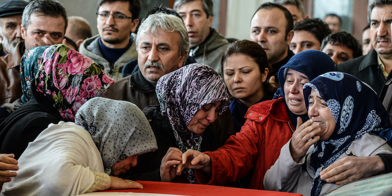 Parenti di un civile ucciso nell'attentato ad Ankara (Gokhan Tan/Getty Images)