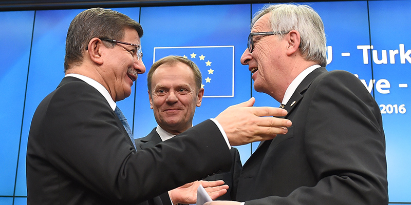 Il primo ministro della Turchia, Ahmed Davutoğlu, il presidente del Consiglio europeo, Donald Tusk, e il presidente della Commissione europea, Jean-Claude Juncker (EMMANUEL DUNAND/AFP/Getty Images)