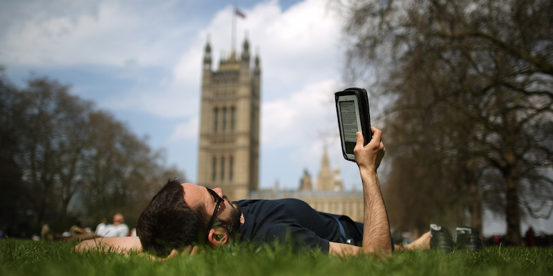 Un uomo legge un ebook a Londra, il 25 aprile 2013 (Peter Macdiarmid/Getty Images)