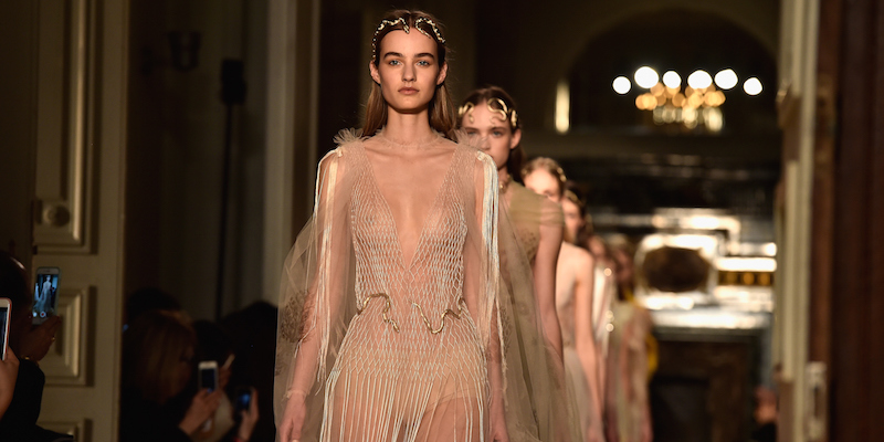 La sfilata della collezione primavera/estate 2016 di Valentino durante la Settimana della moda di Parigi, il 27 gennaio 2016 (Pascal Le Segretain/Getty Images)