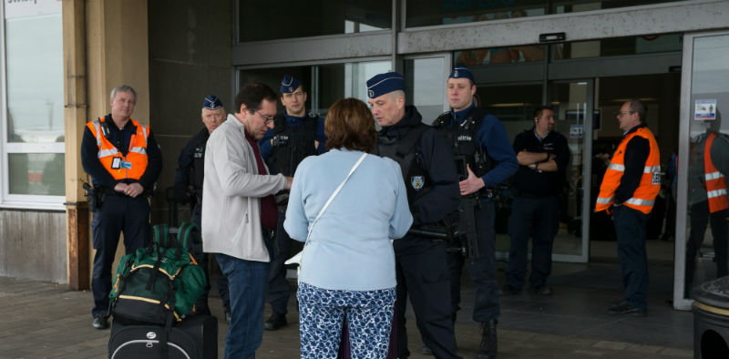 Dei poliziotti controllano alcune persone vicino all'aeroporto di Zavantem a Bruxelles, il 23 marzo 2016 (KURT DESPLENTER/AFP/Getty Images)