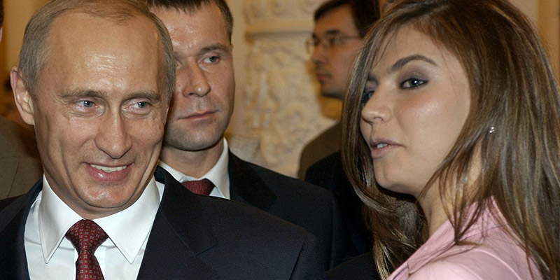 Vladimir Putin e l'ex ginnasta Alina Kabaeva nel novembre del 2004 (AP Photo/ITAR-TASS, Presidential Press Service)