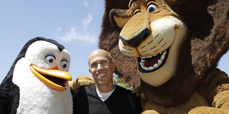 Il CEO di DreamWorks Jeffrey Katzenberg fra due personaggi del film d'animazione "Madagascar" (AP Photo/Paul Sakuma, File)