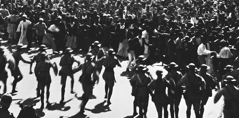 I soldati britannici spingono via una folla di cittadini arabi di Gerusalemme durante le rivolte del giugno 1936 (AP Photo)