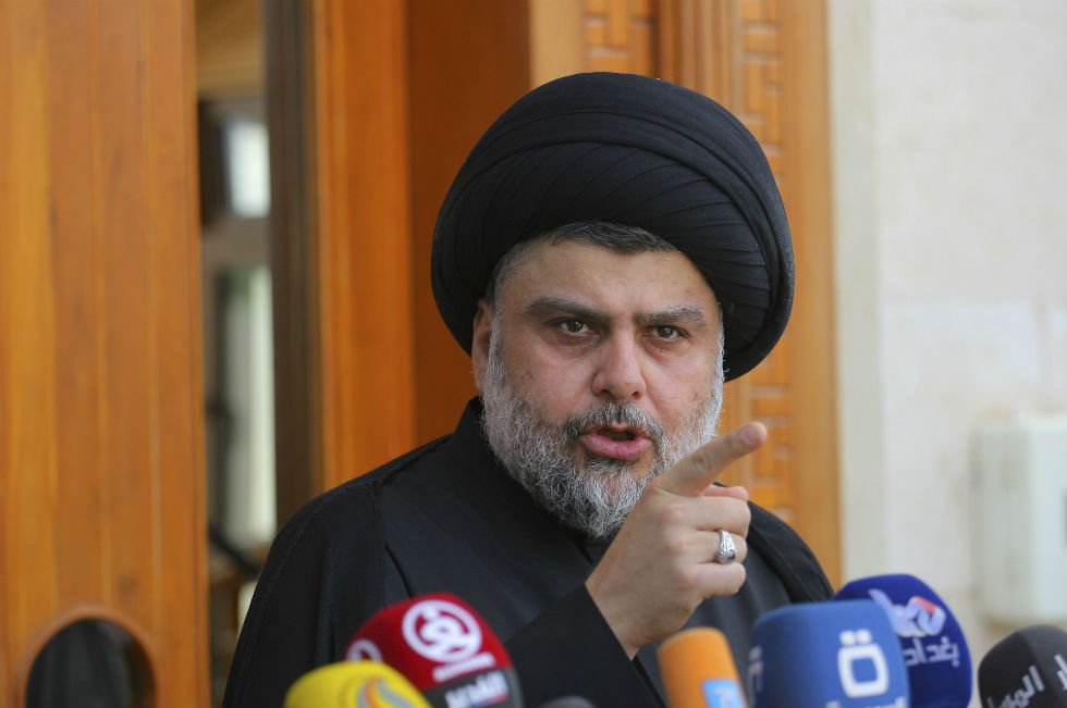 Moqtada al Sadr, durante una conferenza stampa a Najaf, nel sud dell'Iraq il 30 giugno. (AP Photo/Karim Kadim)
