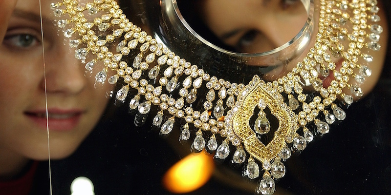Un collier di diamanti prima di essere venduto all'asta da Christie's a Ginevra, in Svizzera, nel 2002.
(AP Photo/Keystone/Martial Trezzini)