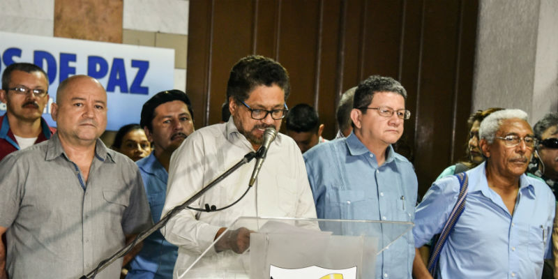 Ivan Marquez, membro della delegazione del gruppo di ribelli noto come FARC che sta trattando un accordo di pace con il governo della Colombia, legge una dichiarazione al Convention Palace dell'Avana, il 16 marzo 2016 (ADALBERTO ROQUE/AFP/Getty Images)
