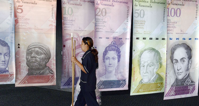 Un'installazione che raffigura alcune banconote venezuelane, a Caracas nel febbraio 2015 (FEDERICO PARRA/AFP/Getty Images)