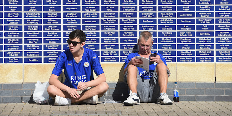Due tifosi in attesa di entrare al King Power Stadium di Leicester (Ross Kinnaird/Getty Images)