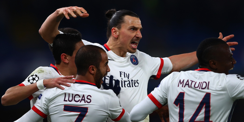 Zlatan Ibrahimovic con alcuni compagni di squadra (Clive Rose/Getty Images)