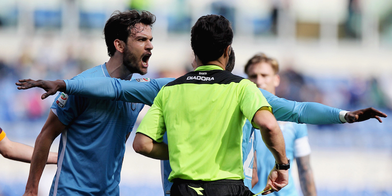 Marco Parolo, centrocampista della Lazio, visibilmente arrabbiato con l'arbitro Luca Banti (Paolo Bruno/Getty Images)