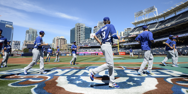 Il riscaldamento dei giocatori dei Los Angeles Dodgers (Denis Poroy/Getty Images)