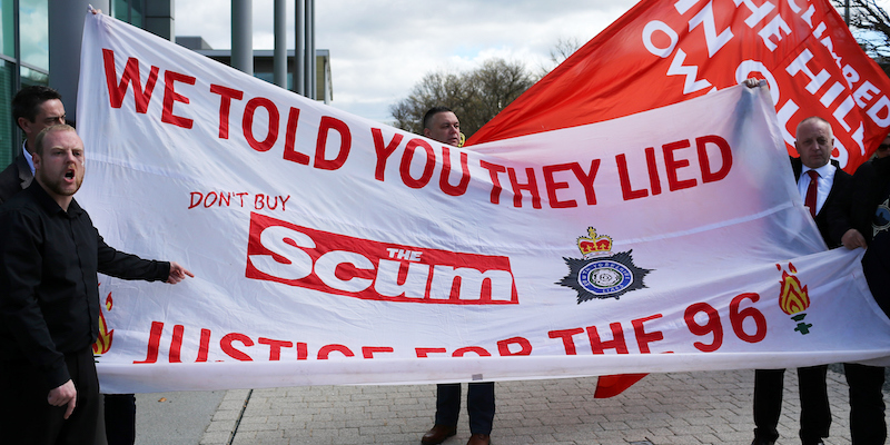 Alcuni tifosi del Liverpool all'esterno del tribunale (Christopher Furlong/Getty Images)