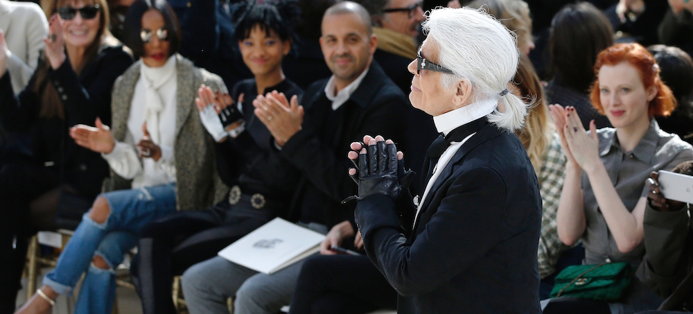 Lo stilista tedesco Karl Lagerfeld dopo la sfilata della collezione prêt-à-porter di Chanel per l'autunno-inverno 2016-17, Parigi, 8 marzo 2016 
(PATRICK KOVARIK/AFP/Getty Images)