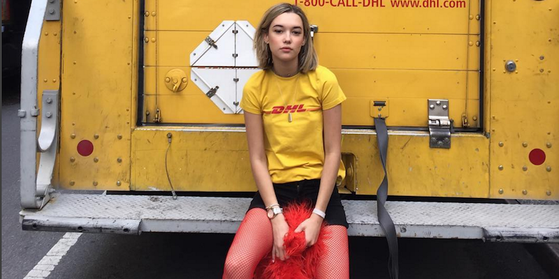 La modella Sarah Snyder indossa la maglietta di Vetements con il logo di DHL appoggiata a un furgone dell'azienda (Instagram)