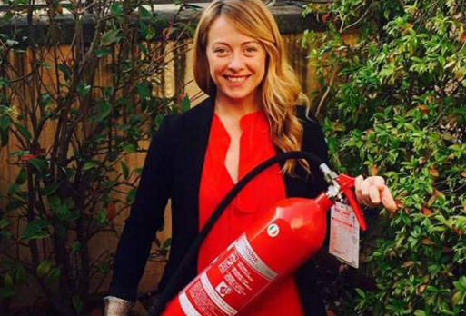 Se Grillo dovesse darsi fuoco, Meloni lo spegnerebbe