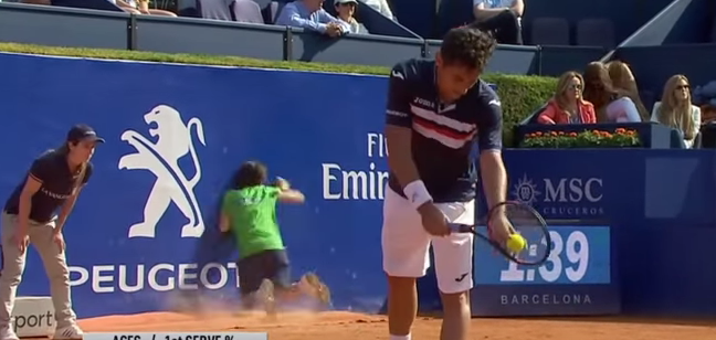 La giornata complicata di un giovane raccattapalle