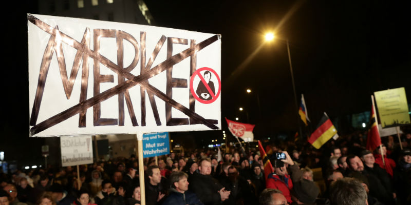 Una manifestazione organizzata a Erfurt, Germania, dal partito di estrema destra Alternativa per la Germania, il 24 febbraio 2016 (Michael Kappeler/picture-alliance/dpa/AP Images)